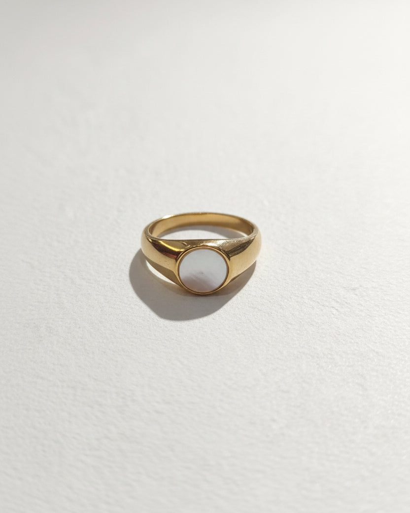 Mother of Pearl Round Signet Ring | Gold