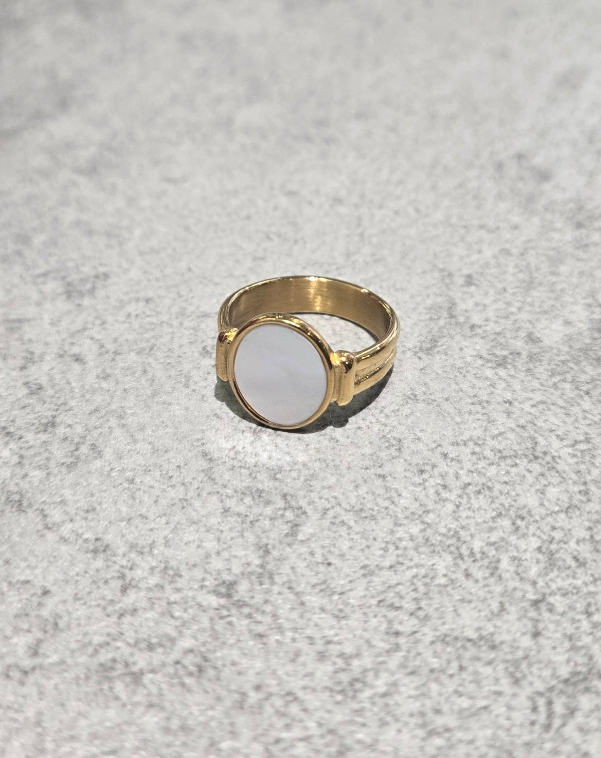 Mother of Pearl Oval Lined Signet Ring | Gold