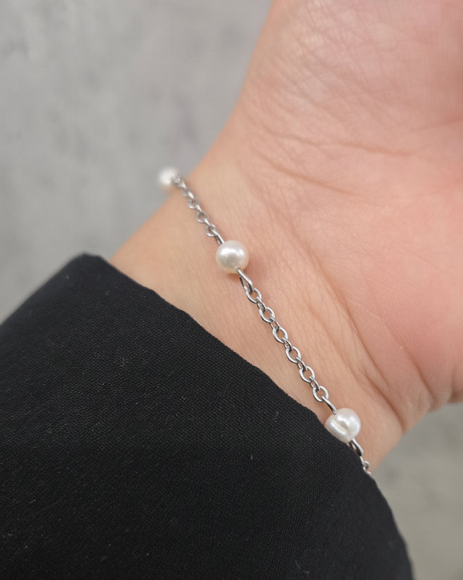 Dainty Floating Pearl Bracelet | Silver