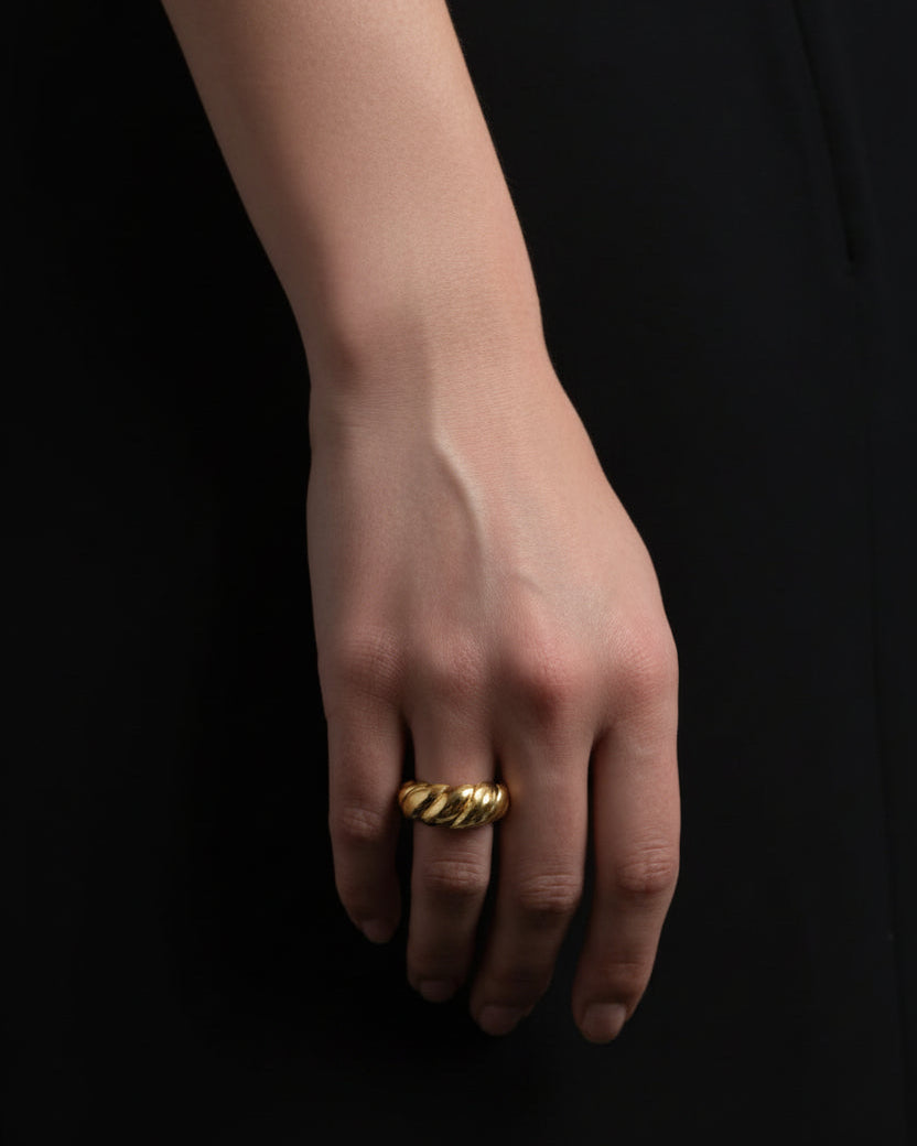 Croissant Ring | Gold