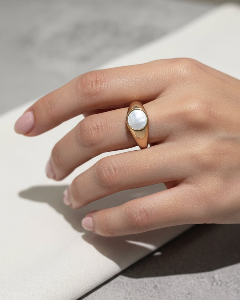 Mother of Pearl Round Signet Ring | Gold