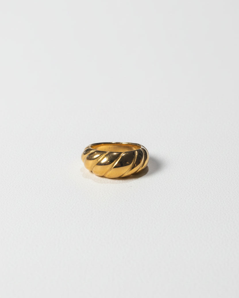 Croissant Ring | Gold