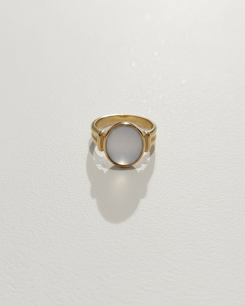 Mother of Pearl Oval Lined Signet Ring | Gold